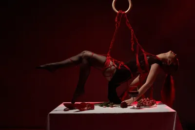 Constrângerea corpului – de ce este atât de excitantă?